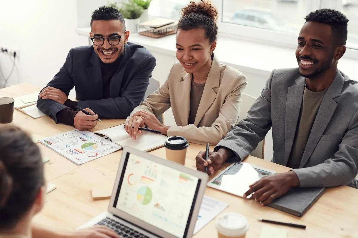 Equipe analisando processos de qualidade
