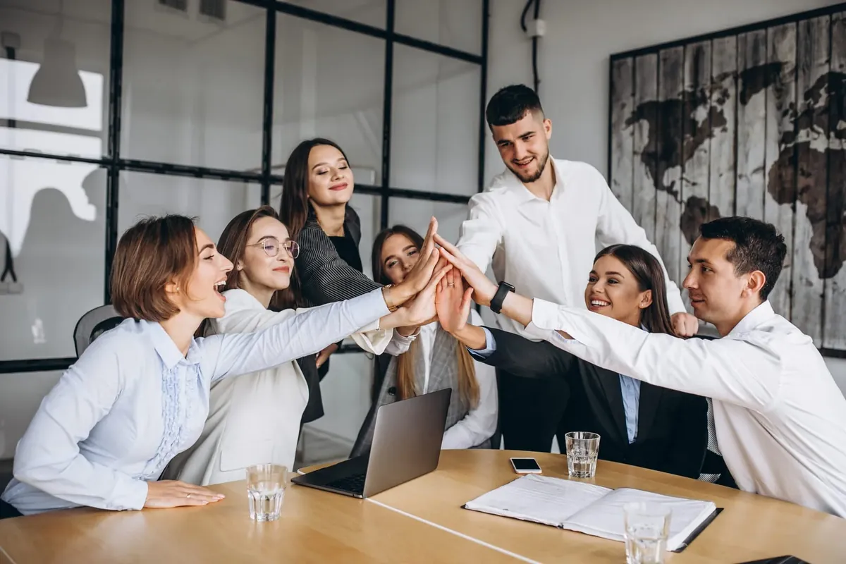 Equipe DSGQ reunida para atender uma empresa
